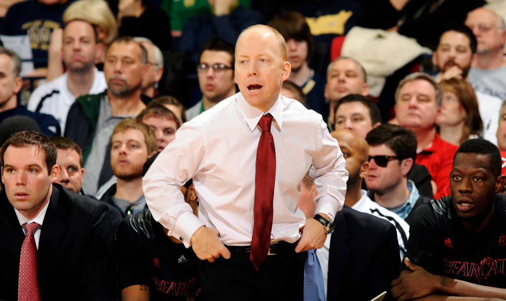 No. 25 Notre Dame Overpowers Cincinnati, 62-41 (AP)