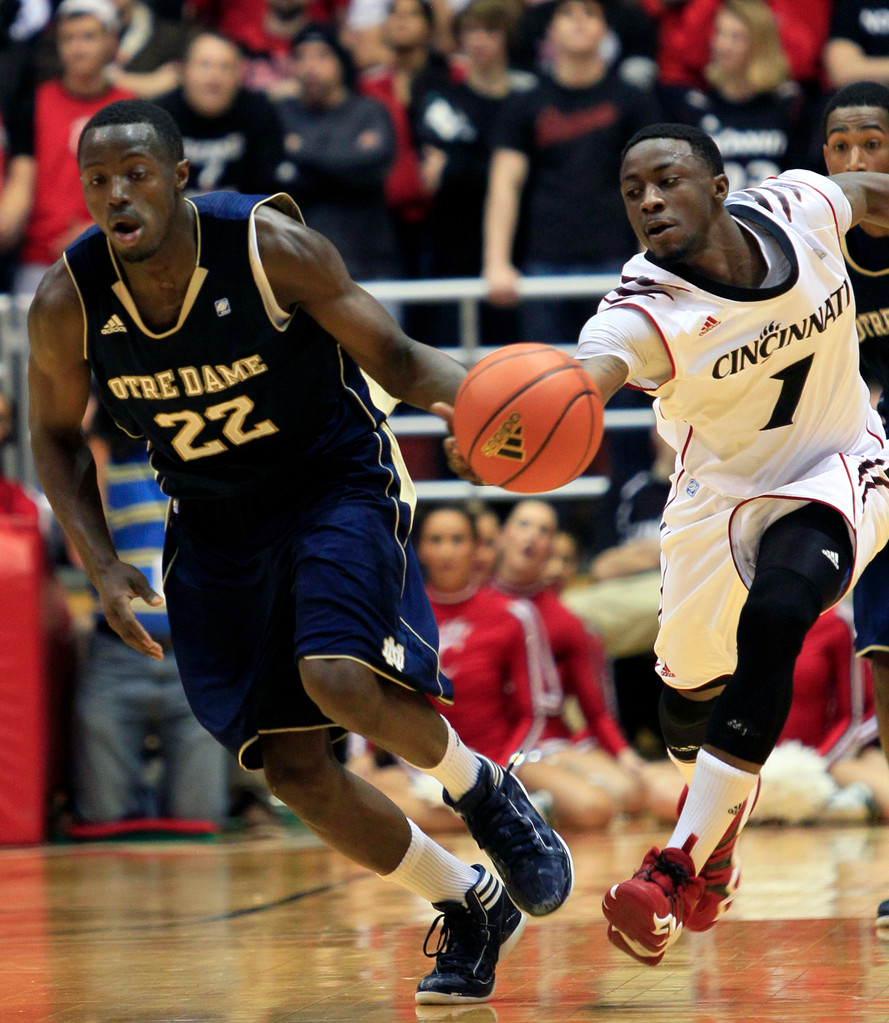 Irish Stopped by Cincinnati, 71-55 (AP)