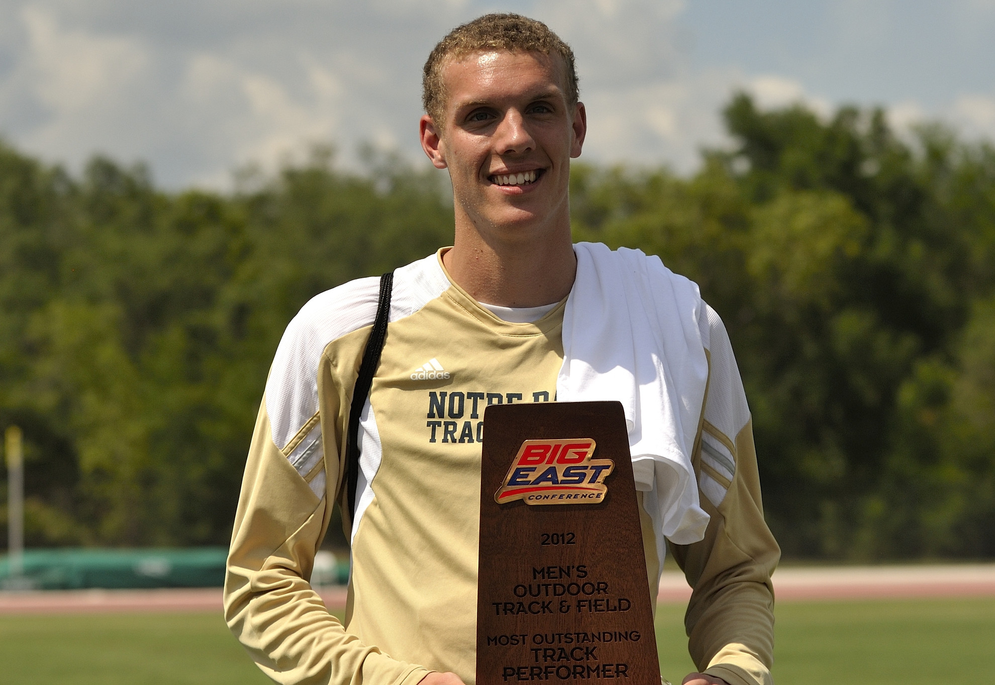 Men Win Team Title For Eighth Time; Women Finish Second Freshman Chris Giesting was named the BIG EAST Men's Most Outstanding Track Performer after winning the 200m and 400m events on Sunday.