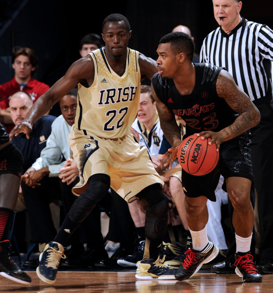 No. 25 Notre Dame Overpowers Cincinnati, 62-41 (AP)