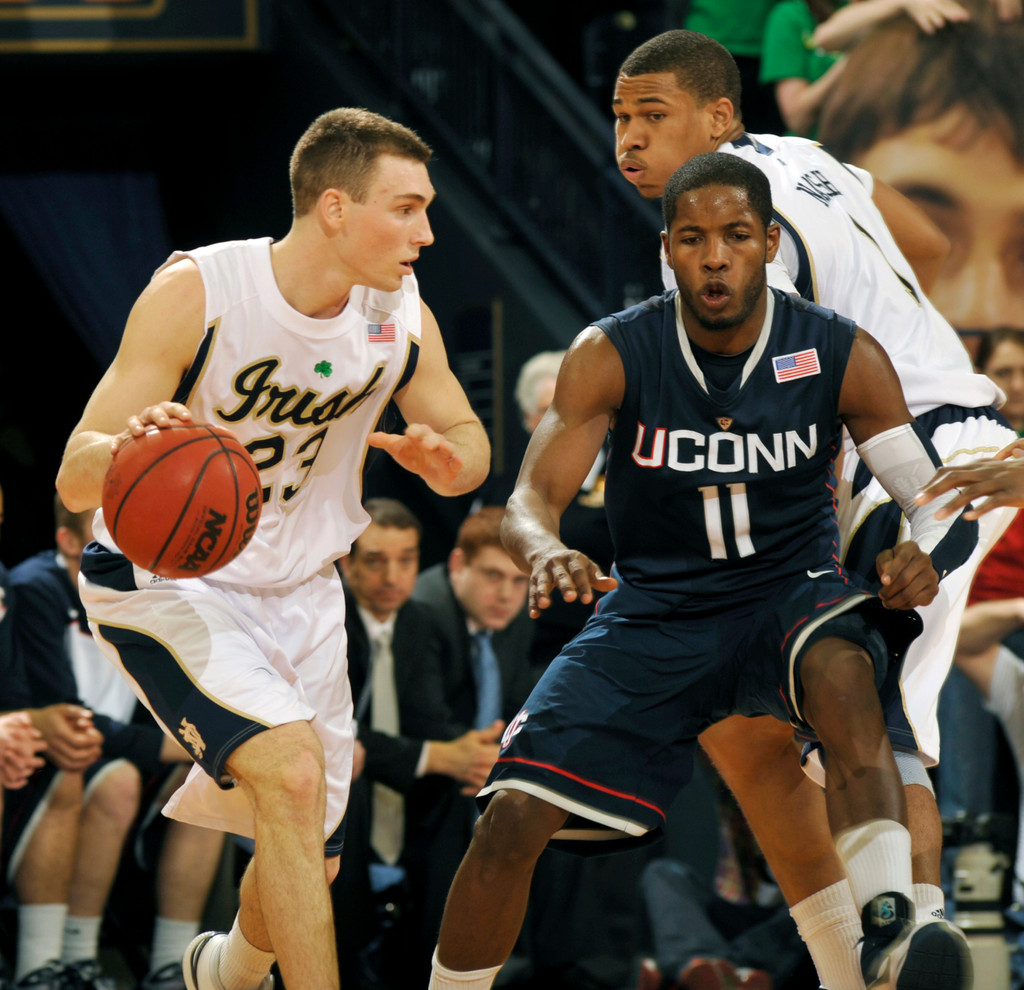 Notre Dame Holds Off Connecticut 58-50 (AP)