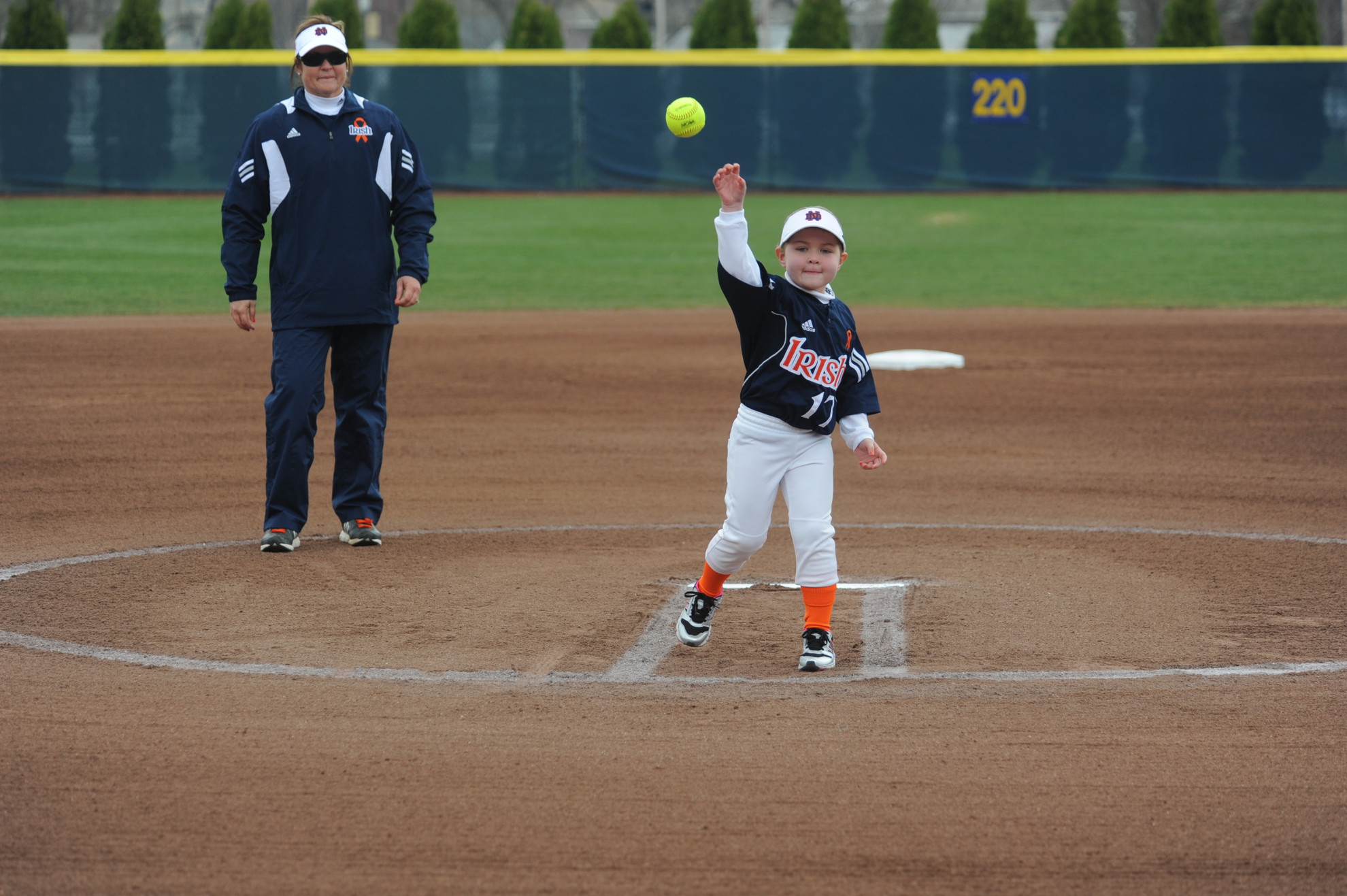 No. 24 Notre Dame Splits Doubleheader With Louisville Tatum Gumpf threw out the first pitch of Sunday's doubleheader between Notre Dame and Louisville.