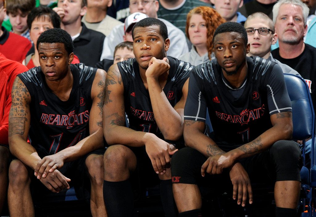 No. 25 Notre Dame Overpowers Cincinnati, 62-41 (AP)