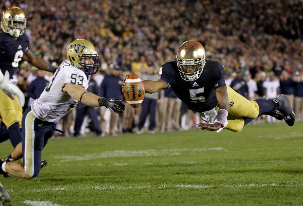 Everett Golson dives for a two-point conversion to tie the game. (AP Photo/Michael Conroy)