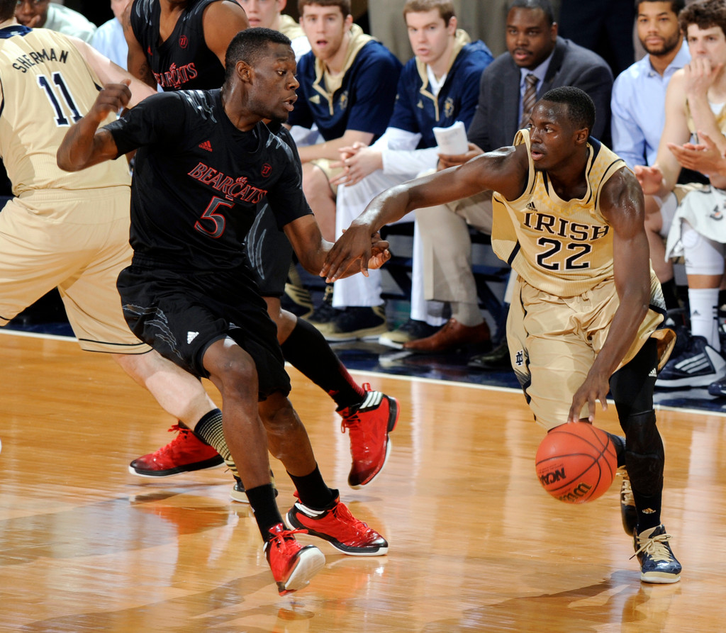 No. 25 Notre Dame Overpowers Cincinnati, 62-41 (AP)