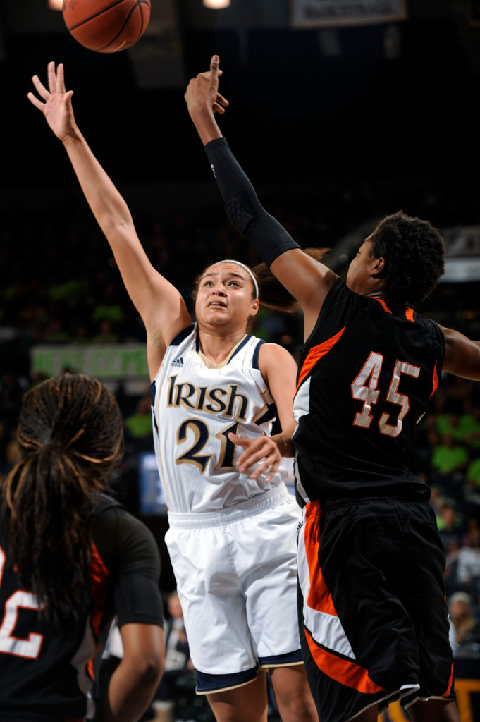 No. 5 Notre Dame Routs Mercer, 93-36 (AP)