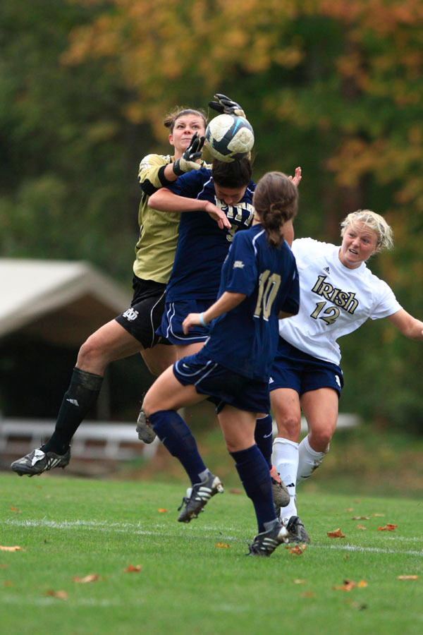 Schuveiller, Weiss Earn BIG EAST Weekly Honors Senior Nikki Weiss was named the BIG EAST Goalkeeper of the Week for the first time in her career on Monday after helping Notre Dame post back-to-back shutouts to open the season last weekend.