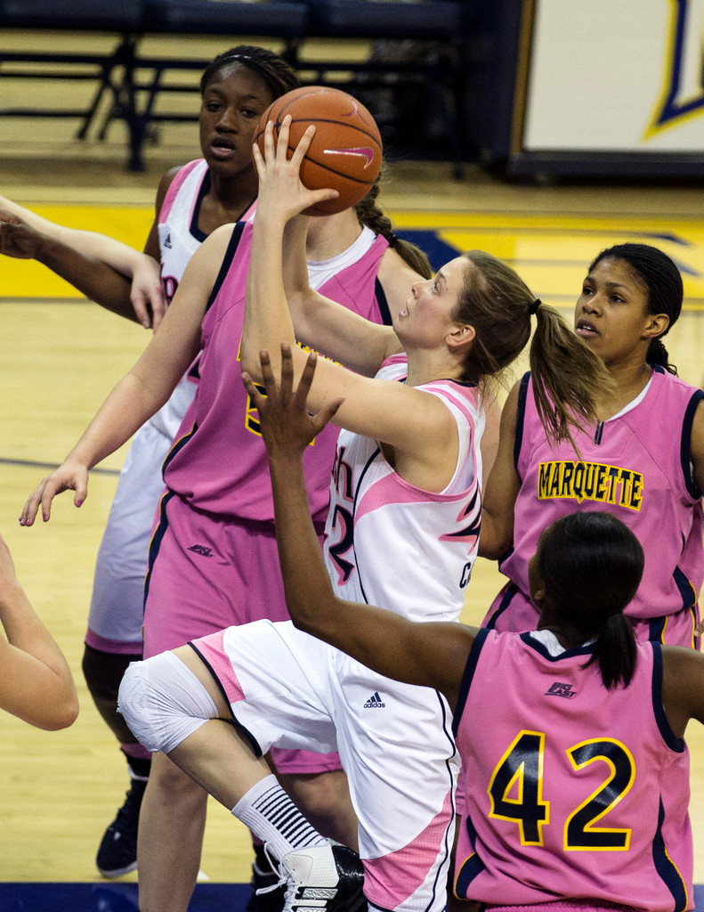 No. 2 Notre Dame easily handles Marquette 87-49 (AP)