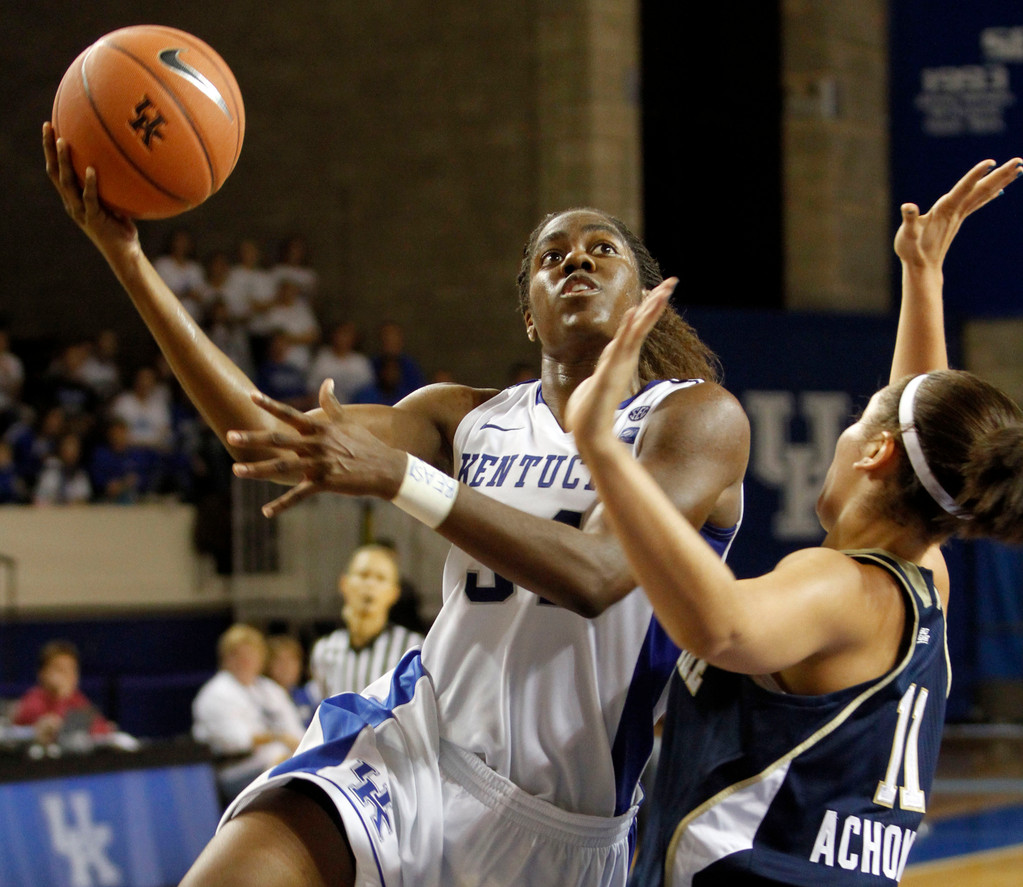 No. 12 Irish Fall Just Short to No. 9 Kentucky, 81-76 (AP)