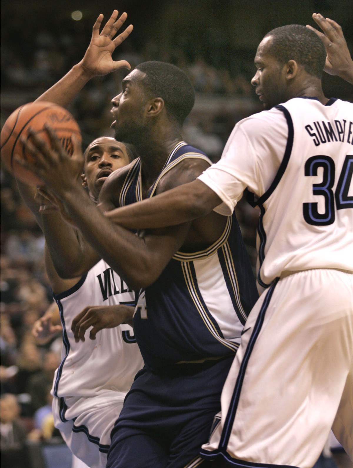 Men’s Basketball Returns Home To Face UConn Torin Francis, shown here working through traffic against Villanova, and his Irish teammates begin a tough stretch of the 2004-05 schedule on Sunday at 3:45 p.m. against Connecticut.