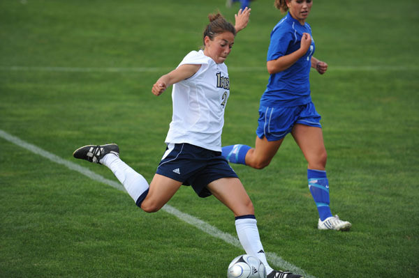 Hanks Named To <i>Soccer America</i> National Team Of The Week Senior All-America forward and Hermann Trophy candidate Kerri Hanks was named to the <i>Top Drawer Soccer</i> National Team of the Week and BIG EAST Weekly Honor Roll after scoring the gamewinning goals in Notre Dame's victories at DePaul (1-0) and #17/16 Penn State (3-1) last weekend.