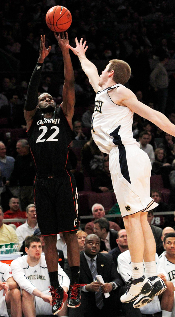 AP Photos: No. 4 Notre Dame vs. No. 25 Cincinnati