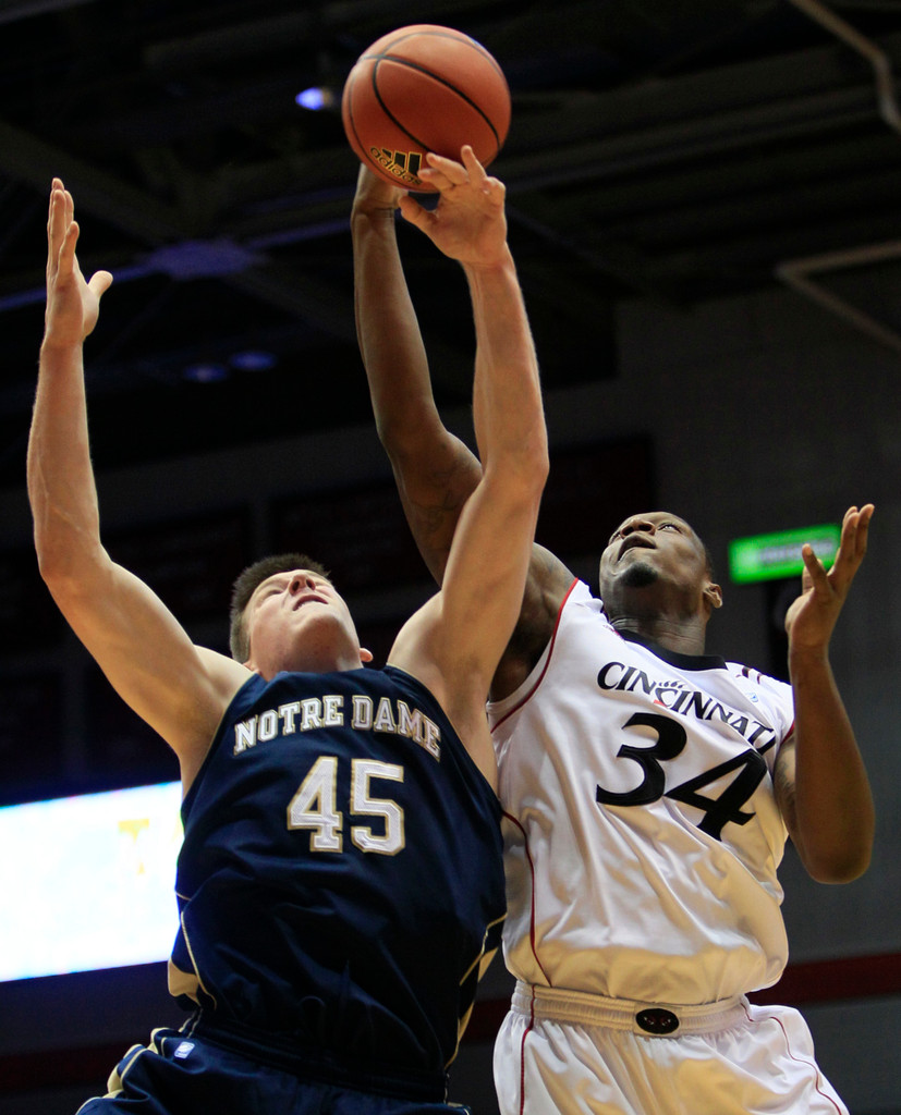 Irish Stopped by Cincinnati, 71-55 (AP)