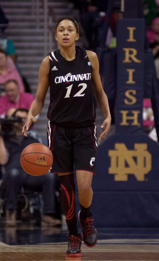 Notre Dame Women's Basketball tops Cincinnati on 02-02-2013