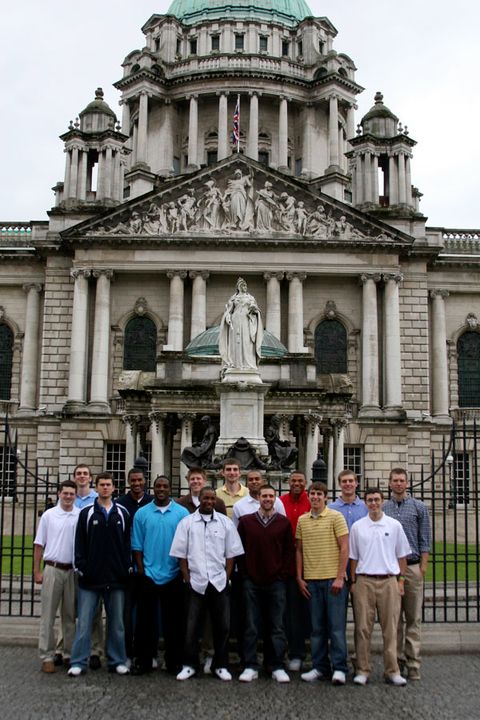 On their way to Sunday's game against the Irish All-Stars, the Notre Dame men's basketball team stopped for a photo and a quick history lesson at Belfast's City Hall.