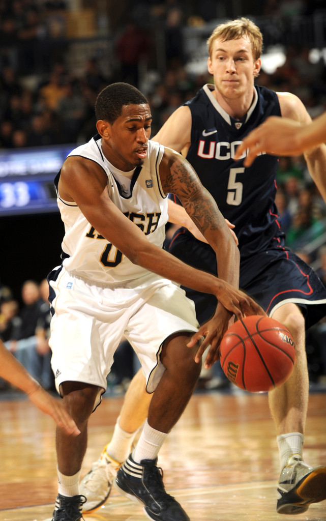 Notre Dame Stopped By No. 17 UConn, 67-53 (AP)