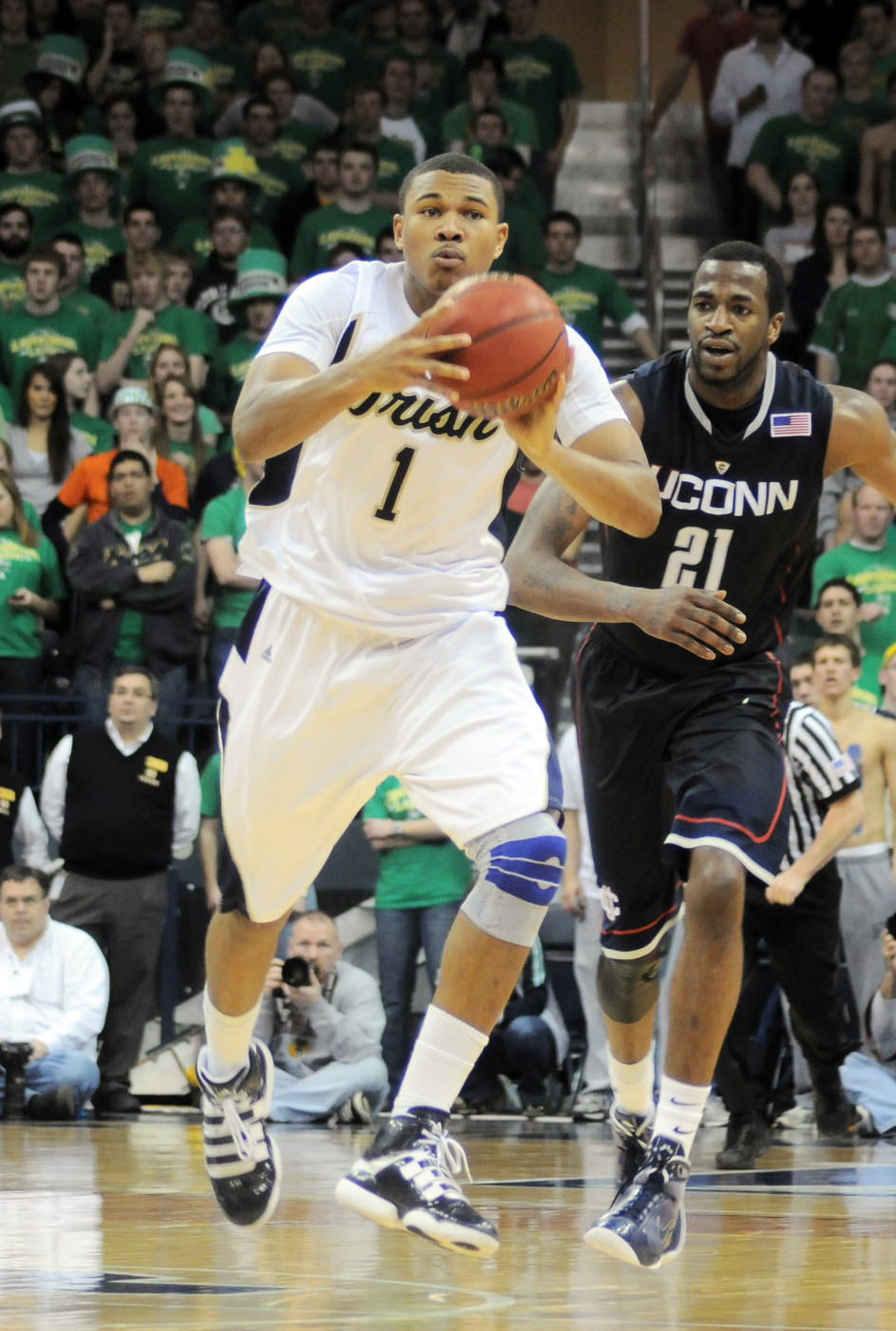 Men’s Basketball Gameday Central – Notre Dame vs. Liberty Senior forward Tyrone Nash