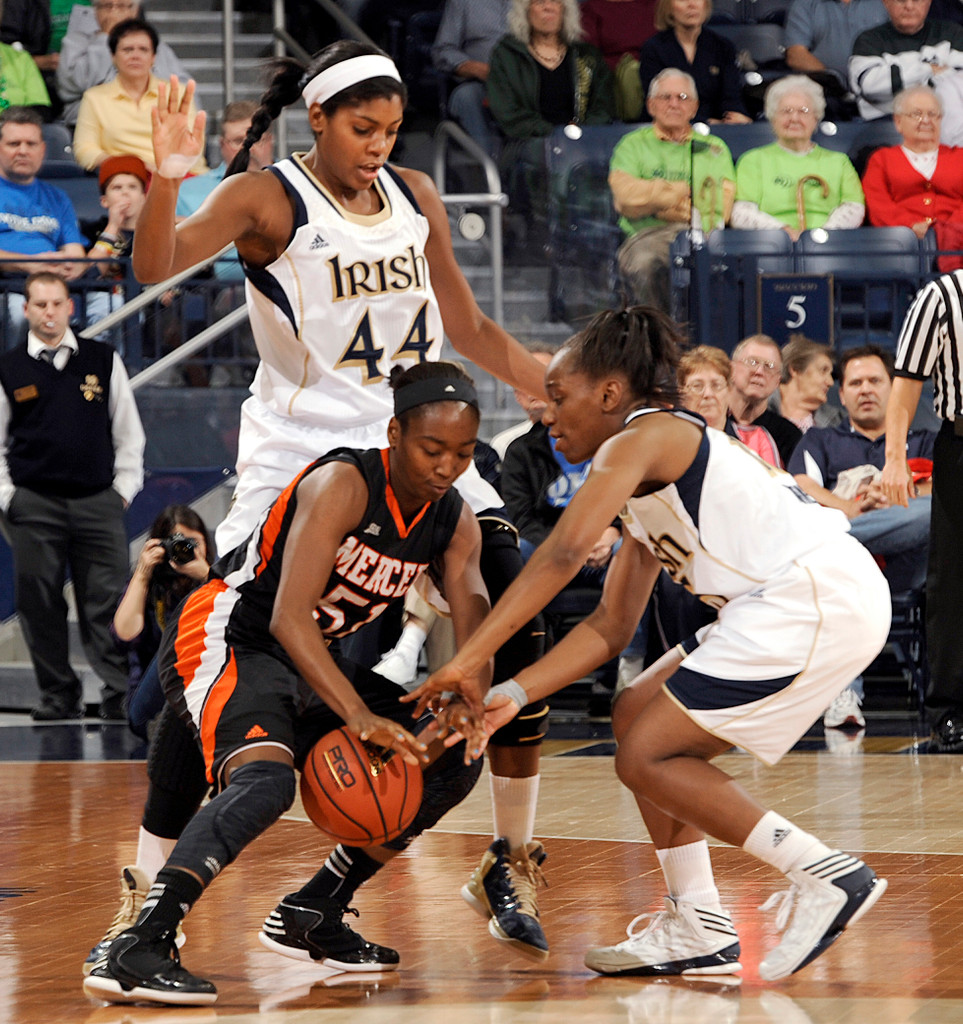 No. 5 Notre Dame Routs Mercer, 93-36 (AP)