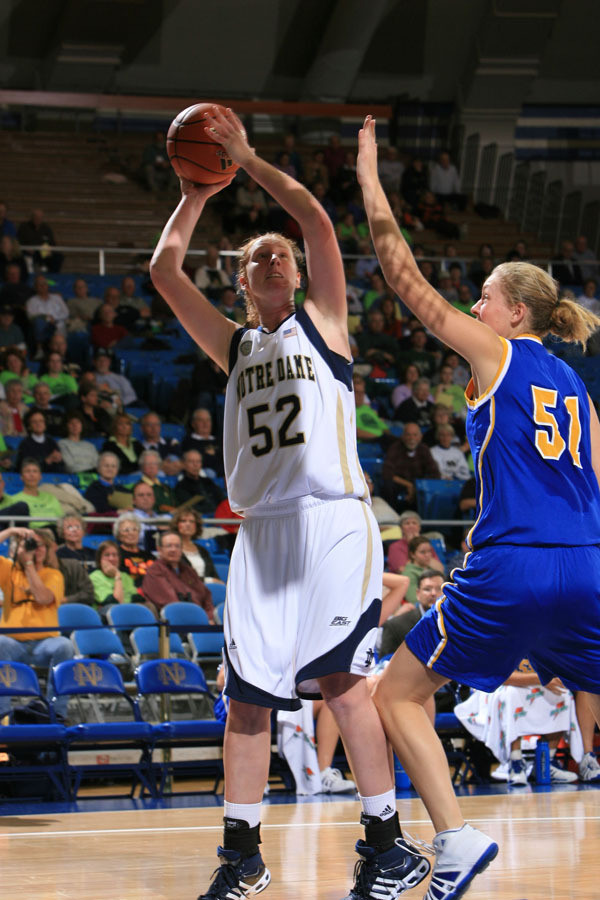 Irish Prepare To Host Richmond Tuesday Night Sophomore center Erica Williamson scored a career-high 16 points and grabbed a game-high eight rebounds as 16th-ranked Notre Dame downed Saint Francis (Pa.), 82-39, on Saturday afternoon at the Joyce Center.