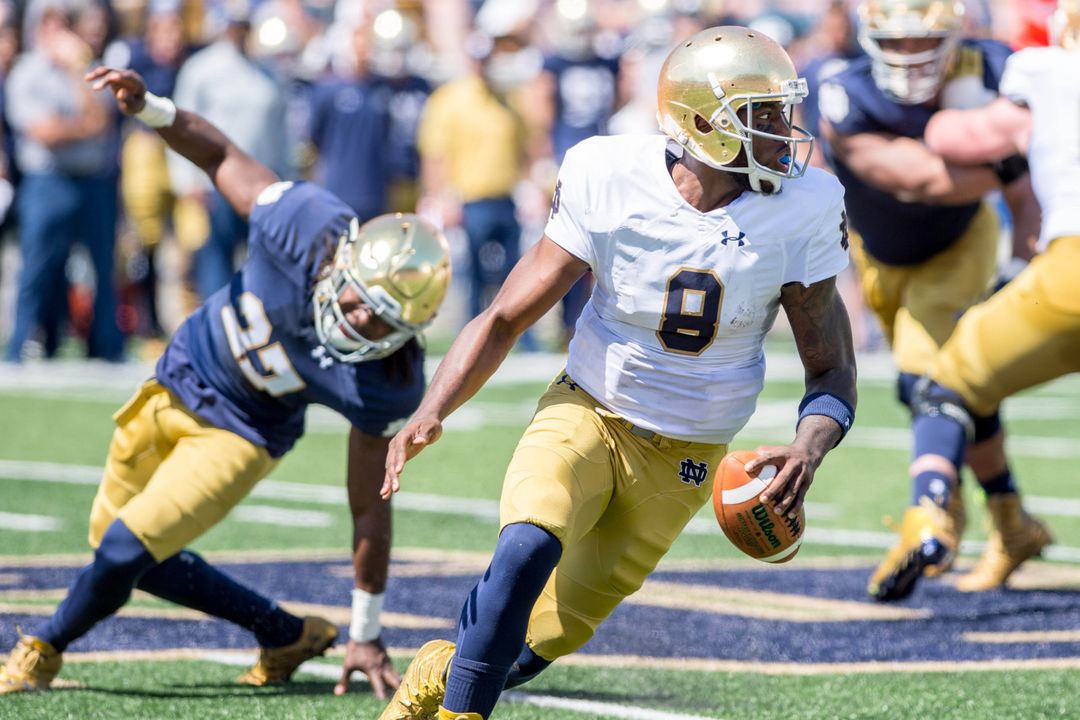 Malik Zaire carries the ball in the Blue-Gold game