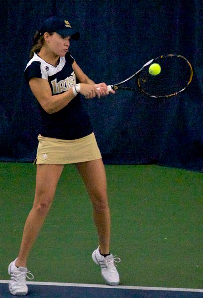 Julie Sabacinski posted her second straight dual victory with a straight-sets victory over Valentina Starkova of Arkansas at No. 6 singles, 6-4, 6-1.