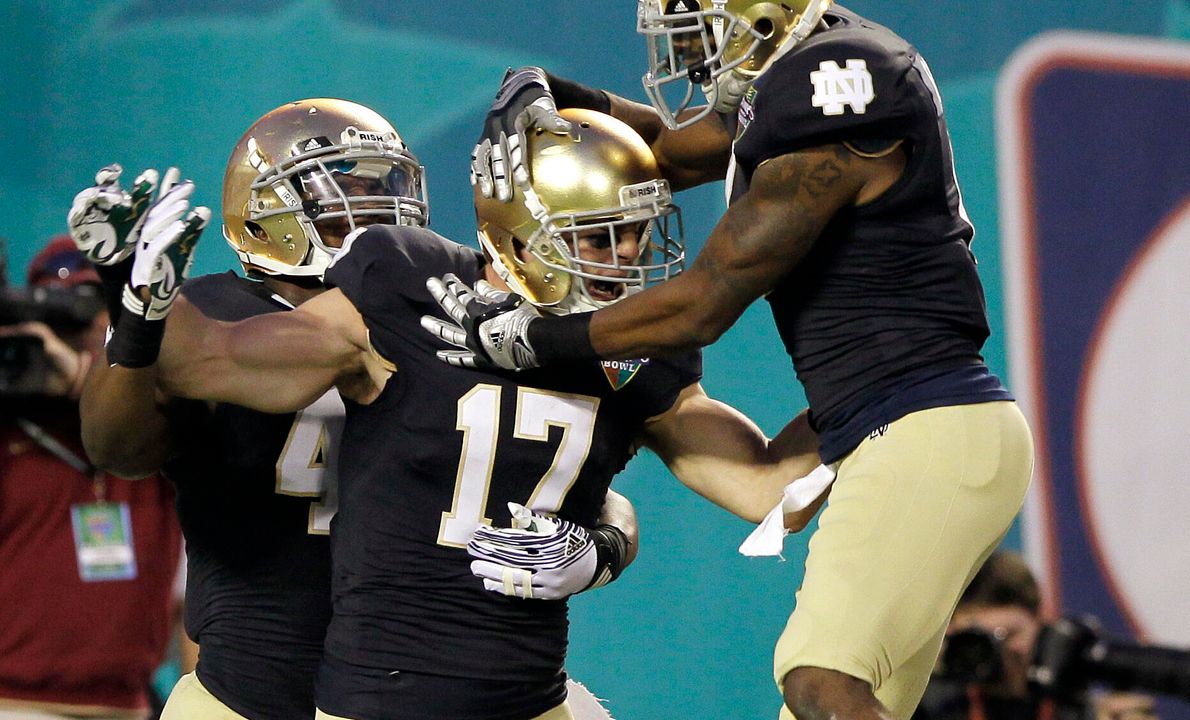 Zeke Motta, center, recoverd a Florida State fumble and returned it 29 yards for Notre Dame's first touchdown.
