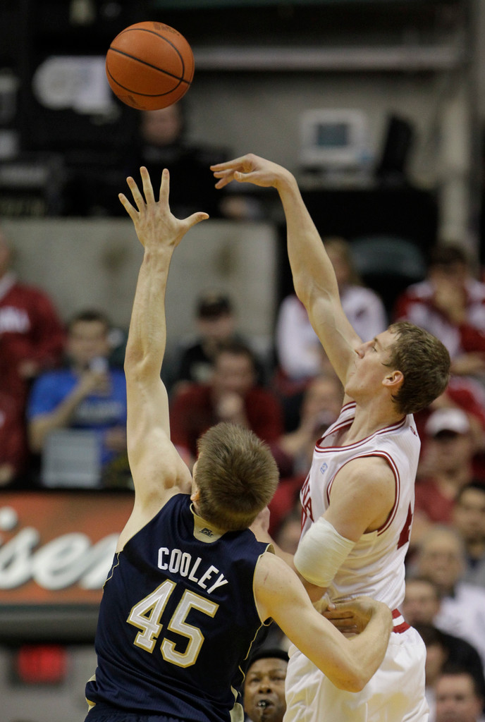 Irish Unable To Halt Streaking Hoosiers, Fall 69-58 (AP)