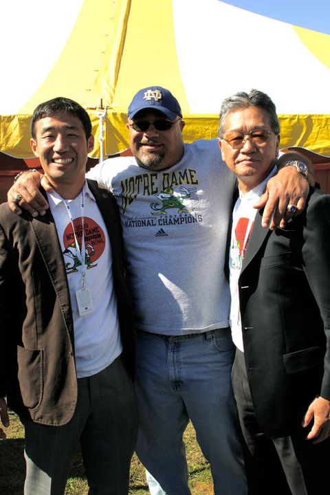 Former Irish All-America defensive tackle Chris Zorich poses with Notre Dame Japan Bowl event organizer Shinzo Yamada (left) and Tobari Nobumi (right) from the Japanese American Football Association (JAFA).