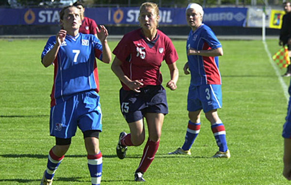 Cinalli Sets Up Key Goal In 4-0 Win Over Norway, Sending USA To Nordic Cup Title Game Versus Germany Notre Dame forward Amanda Cinalli - pictured in the game vs. Iceland - saw significant minutes in all three games during Group B play and set up the key penalty kick in the 4-0 win over Norway, giving the U.S. the goal-differential margin and a spot in the title game.