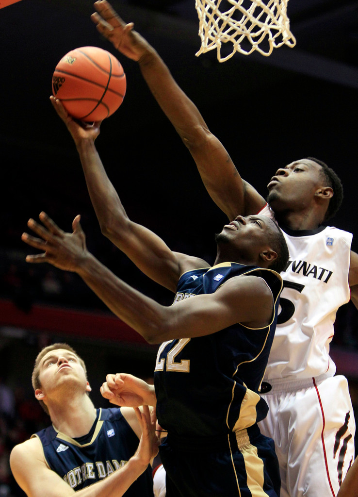 Irish Stopped by Cincinnati, 71-55 (AP)
