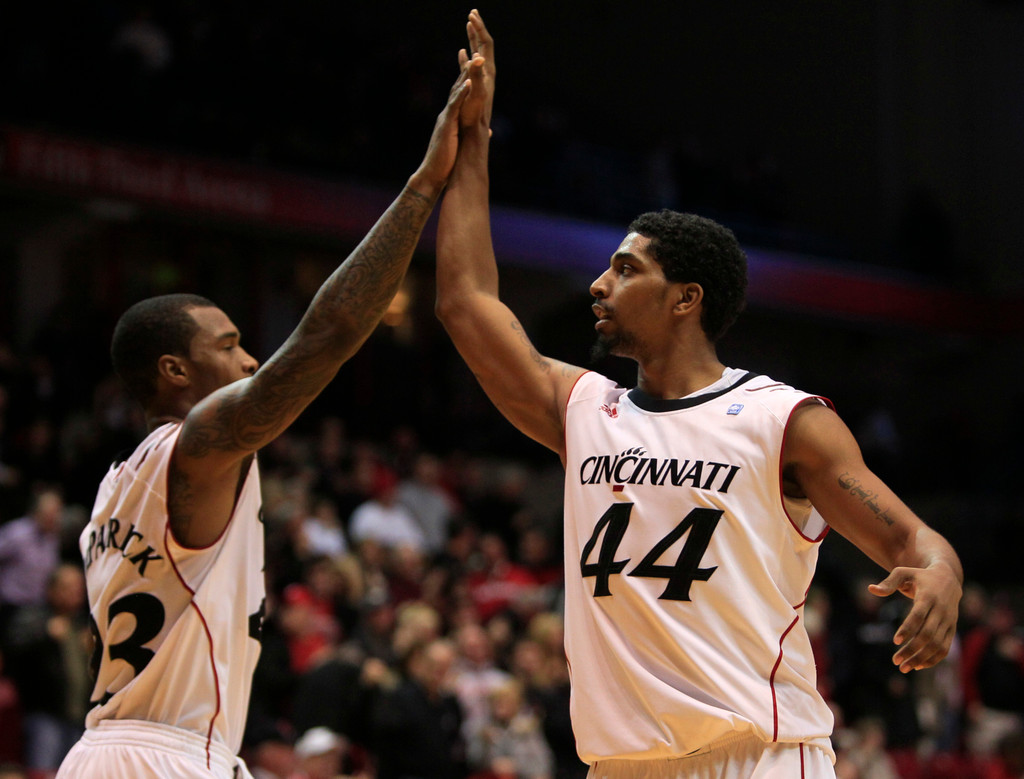 Irish Stopped by Cincinnati, 71-55 (AP)