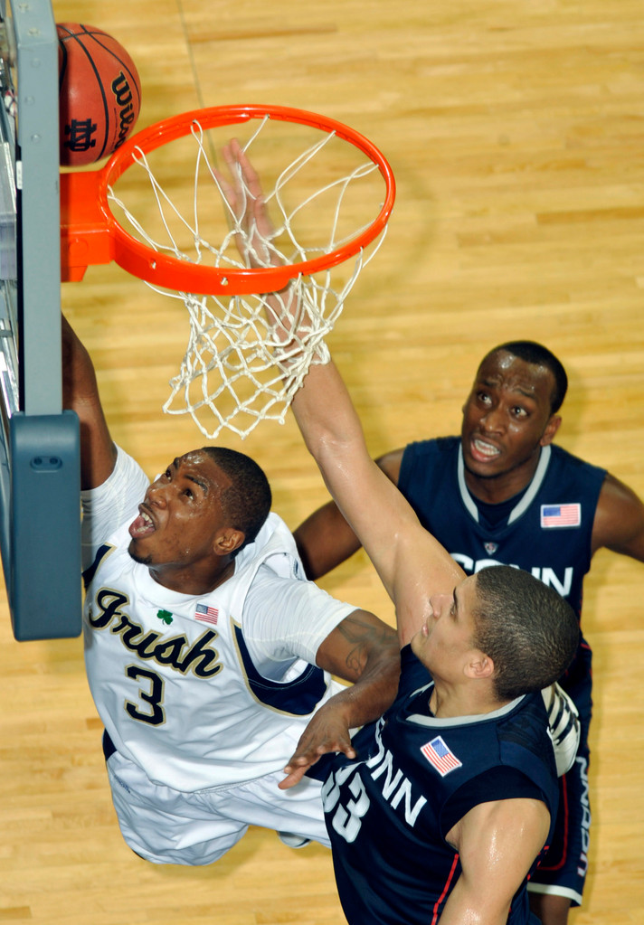 Notre Dame Holds Off Connecticut 58-50 (AP)