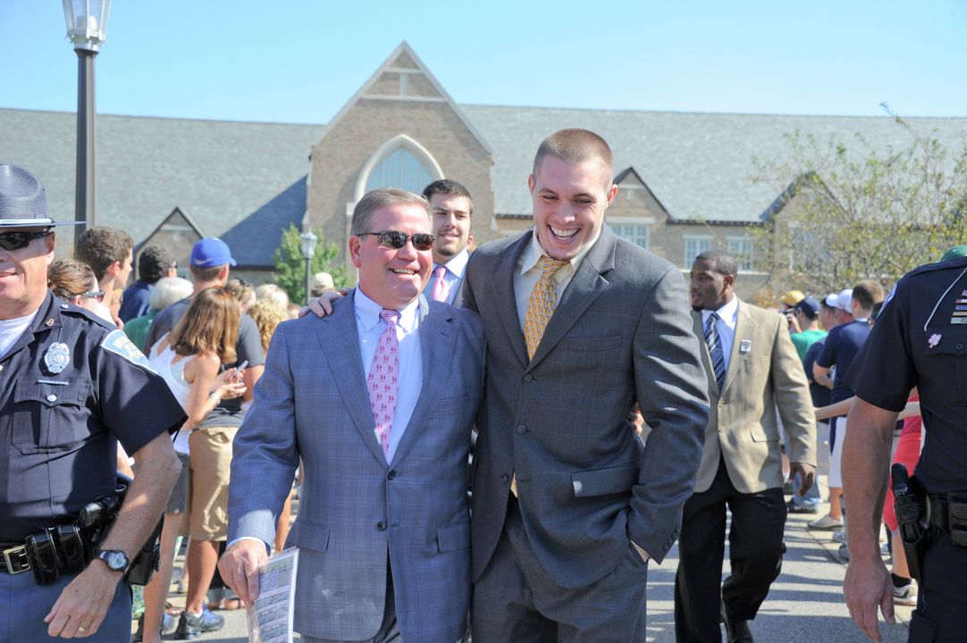 Notre Dame head coach Brian Kelly and team captain Harrison Smith will make appearances at the 2011 Football Award Show this evening on und.com.