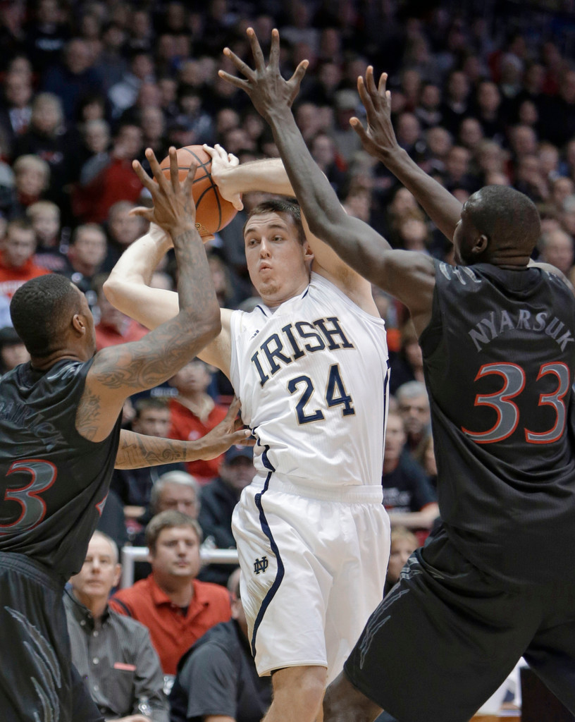 No. 17 Notre Dame Tops No. 21 Cincinnati, 66-60 (AP)