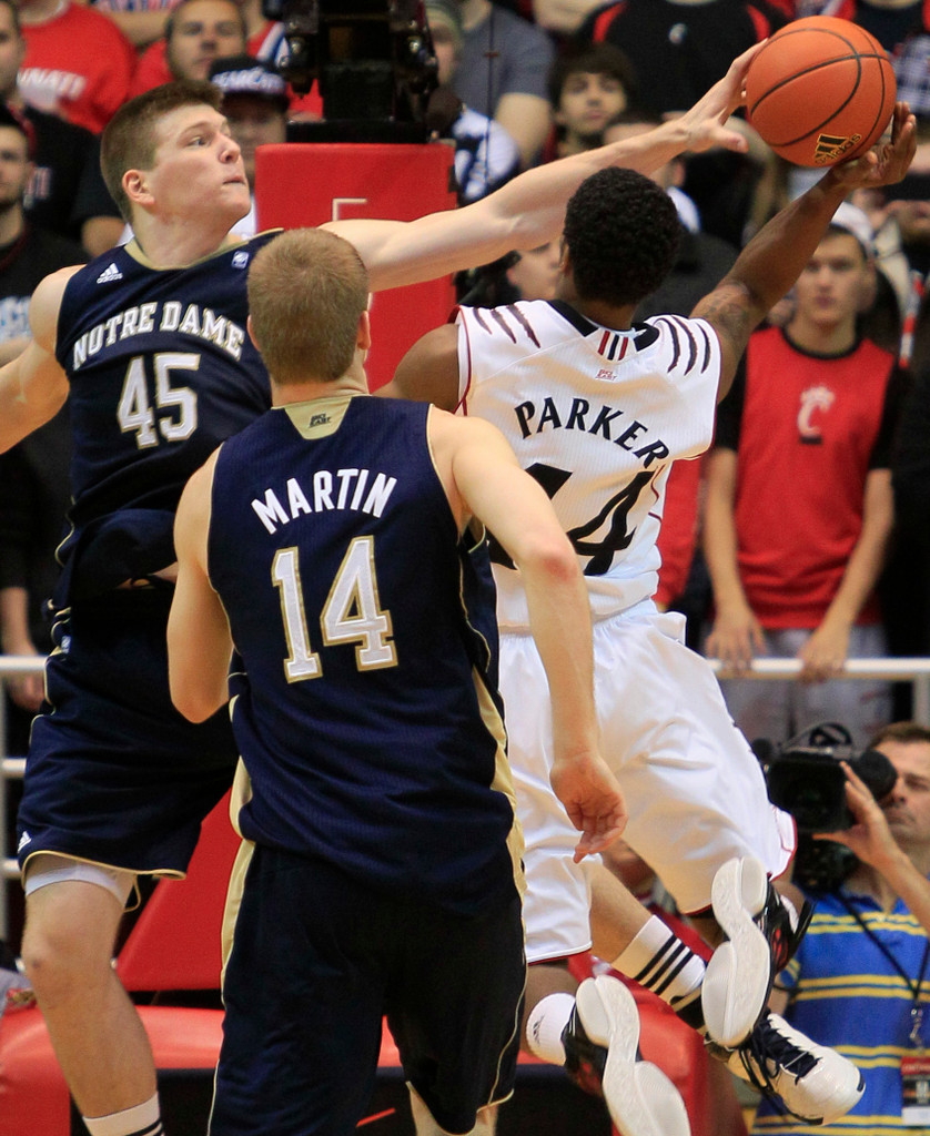 Irish Stopped by Cincinnati, 71-55 (AP)