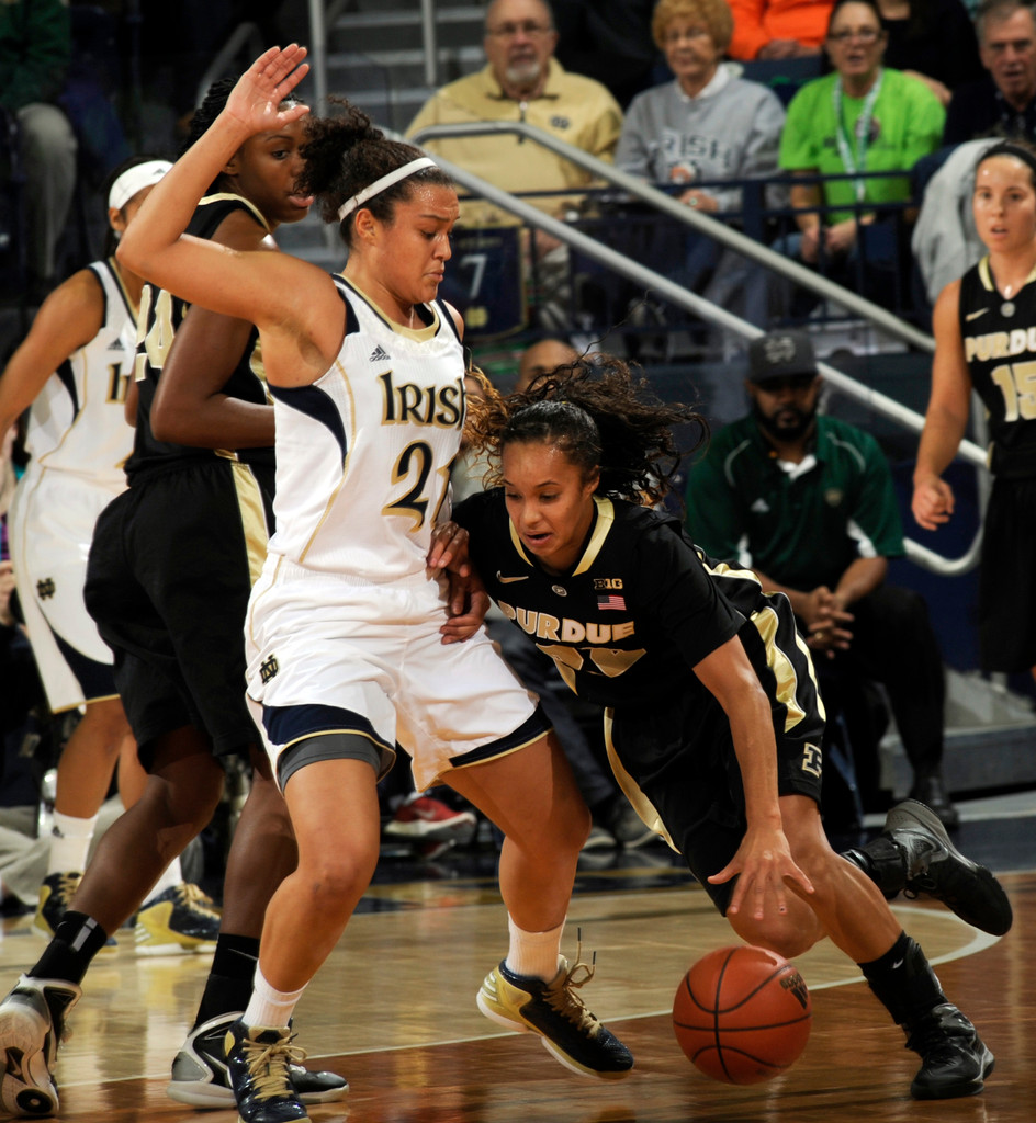 No. 5 Notre Dame Overpowers No. 11 Purdue, 74-47 (AP)