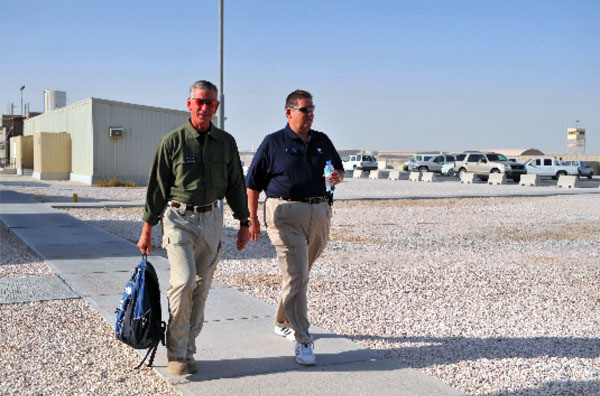 Charlie Weis Diary From Visit With U.S. Troops – Days Three and Four Charlie Weis (right) and Auburn coach Tommy Tuberville are two of five college football head coaches visiting U.S. Troops in the Middle East this week.