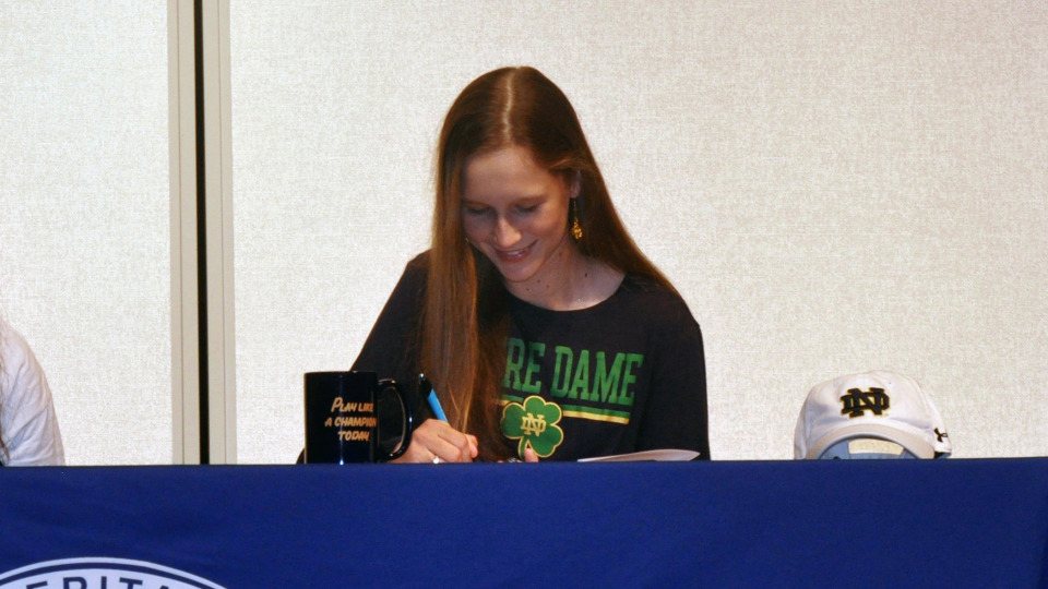 Abby Heck signed a NLI to join the Fighting Irish women's golf program.